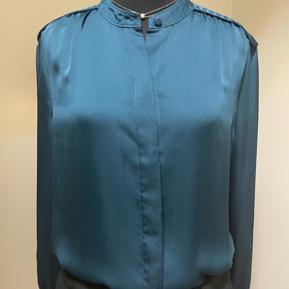 Equipment Femme Collarless Button Down Blouse!!!